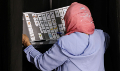 Une femme s'apprête à voter lors des élections législatives marocaines, dans un bureau de vote installé dans le quartier des Oudayas, à Rabat, le 23 septembre 2026 ( AFP / Abdel Majid BZIOUAT )