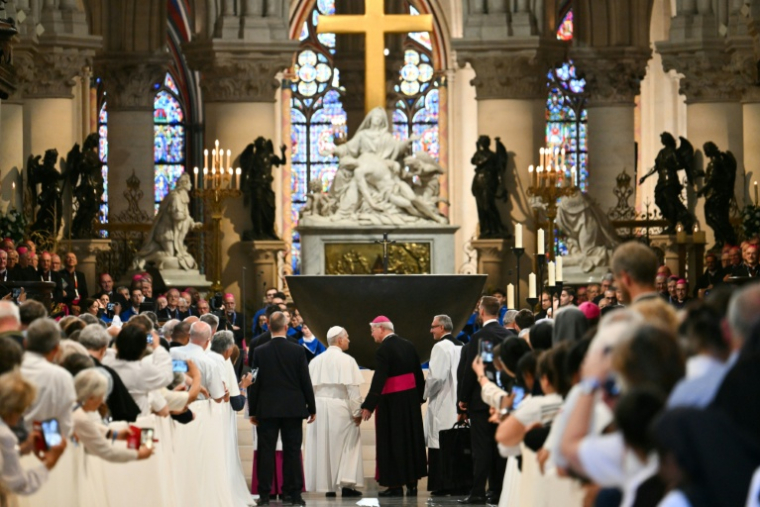 e pape Léon XIV arrive à la cathédrale Notre-Dame, où il est accueilli par l'évêque de Paris, Laurent Ulrich, le 25 septembre 2026 ( AFP / Alberto PIZZOLI )