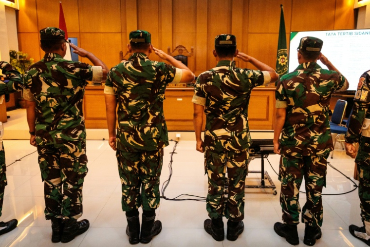 Des soldats indonésiens accusés d'avoir mené une attaque à l'acide contre un militant des droits humains, comparaissent au tribunal militaire de Jakarta, le 10 juin 2026 ( AFP / Yasuyoshi Chiba )