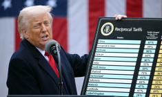 Les marchés financiers semblent s'accoutumer depuis des semaines aux annonces multiples et contradictoires de Donald Trump en matière de droits de douane ( AFP / Brendan SMIALOWSKI )