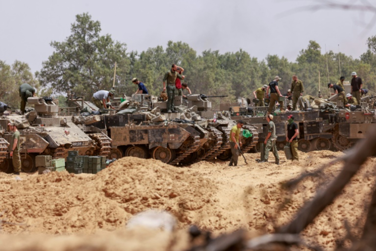 Chars israéliens déployés près de la frontière d'Israël avec la bande de Gaza, le 18 mai 2025 ( AFP / Menahem KAHANA )