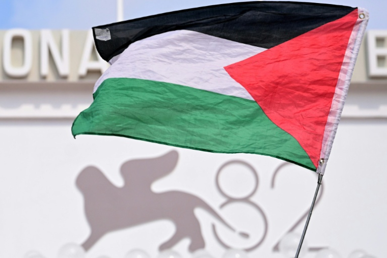 Un drapeau palestinienlors d'un rassemblement devant le Palais du cinéma à Venise, le 27 août 2025 ( AFP / Tiziana FABI )