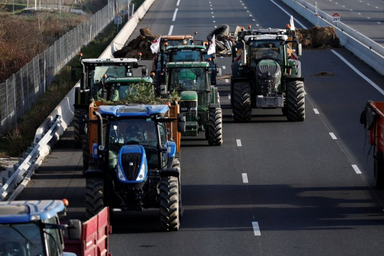 Des agriculteurs contre les mesures prises par le gouvernement français à la suite de l'apparition d'un foyer de dermatose nodulaire du bétail