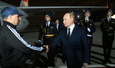 Vadim Krassikov, accueilli par Vladimir Poutine, le 1er août 2024, près de Moscou ( POOL / MIKHAIL VOSKRESENSKIY )