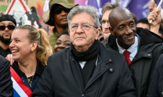 (g-d) Mathilde Panot, présidente du groupe parlementaire La France Insoumise - Nouveau Front Populaire, Jean-Luc Mélenchon, candidat de LFI à la présidentielle et Bally Bagayoko, maire LFI de Saint-Denis, participent à une manifestation contre la vie chère, le 17 octobre 2026 à Paris ( AFP / Matthieu RONDEL )