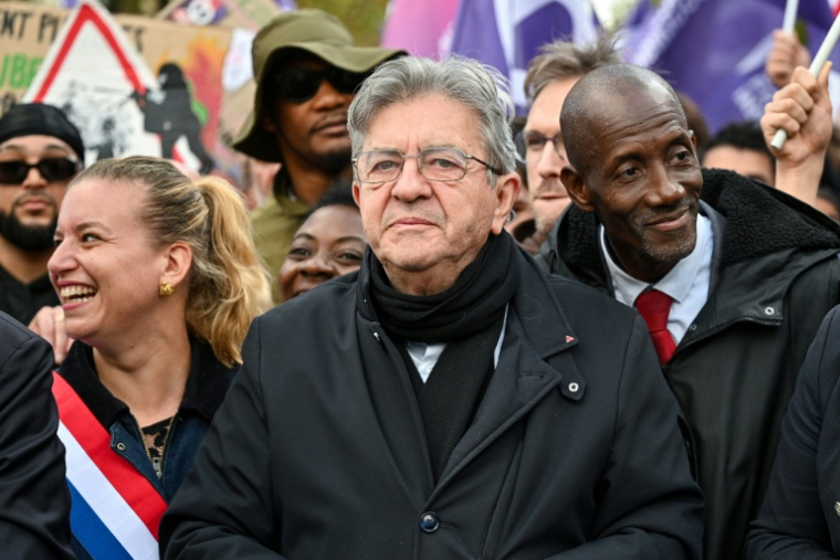 (g-d) Mathilde Panot, présidente du groupe parlementaire La France Insoumise - Nouveau Front Populaire, Jean-Luc Mélenchon, candidat de LFI à la présidentielle et Bally Bagayoko, maire LFI de Saint-Denis, participent à une manifestation contre la vie chère, le 17 octobre 2026 à Paris ( AFP / Matthieu RONDEL )