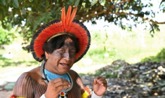 Le chef indigène Bepdjo Mekragnotire, du groupe ethnique Kayapo, lors d'un entretien avec l'AFP au village de Pykany, sur le territoire indigène de Menkragnoti, dans l'État du Pará, au Brésil, le 21 mai 2026 ( AFP / Evaristo Sa )