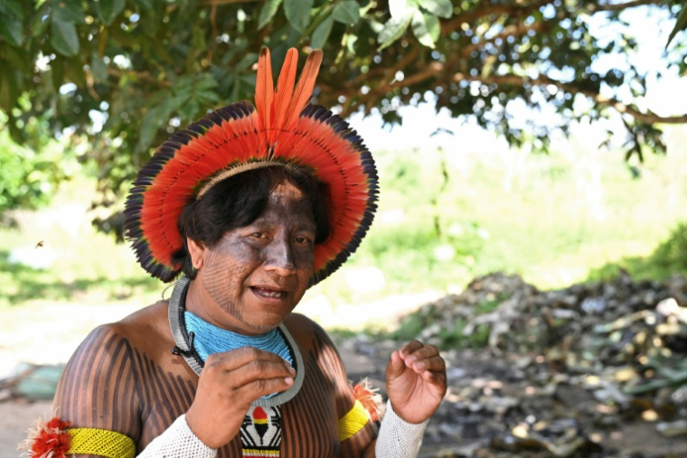 Le chef indigène Bepdjo Mekragnotire, du groupe ethnique Kayapo, lors d'un entretien avec l'AFP au village de Pykany, sur le territoire indigène de Menkragnoti, dans l'État du Pará, au Brésil, le 21 mai 2026 ( AFP / Evaristo Sa )