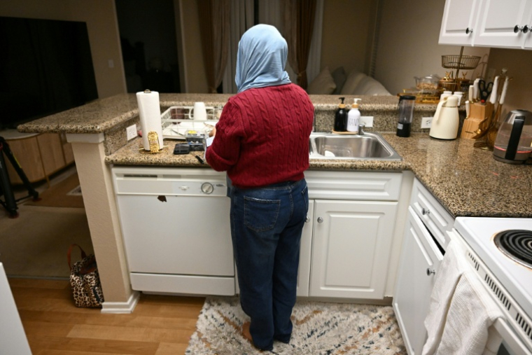 L'Afghane Maryam (prénom d'emprunt) chez elle à Irvine, en Californie, le 8 décembre 2025 ( AFP / Robyn Beck )