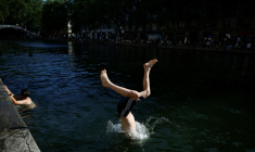 Baignade dans le canal Saint-Martin, à Paris, le 26 mai 2026 ( AFP / SIMON WOHLFAHRT )
