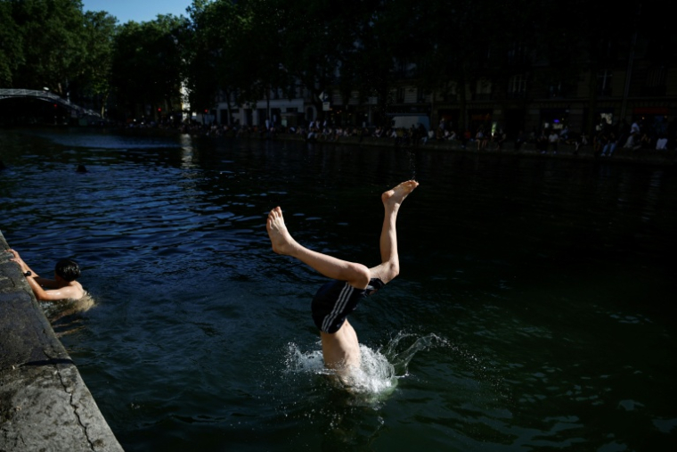 Baignade dans le canal Saint-Martin, à Paris, le 26 mai 2026 ( AFP / SIMON WOHLFAHRT )
