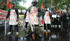 Des membres de la communauté tamoule de France, lors d'une marche de protestation à Paris le 18 mai 2026, exigeant que le Sri Lanka reconnaisse ce qu'ils qualifient de génocide tamoul ( AFP / Alain JOCARD )
