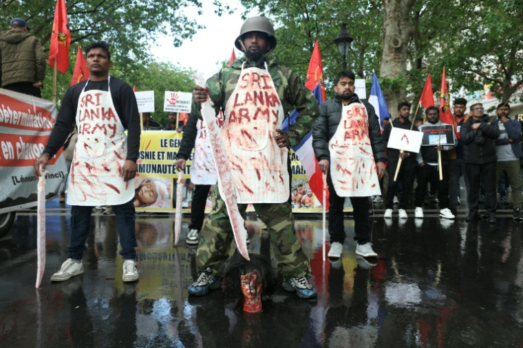 Des membres de la communauté tamoule de France, lors d'une marche de protestation à Paris le 18 mai 2026, exigeant que le Sri Lanka reconnaisse ce qu'ils qualifient de génocide tamoul ( AFP / Alain JOCARD )