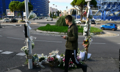 Des fleurs sont déposées à l'endroit où Mehdi Kessaci a été tué à Marseille, le 18 novembre 2025 ( AFP / Christophe SIMON )