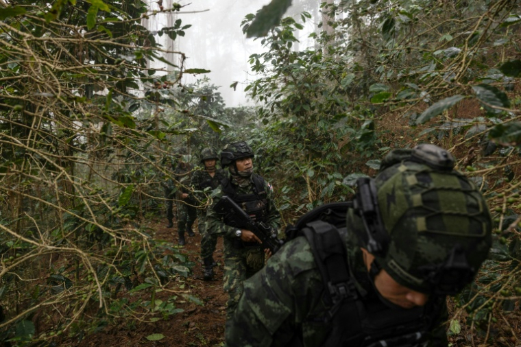Photo fournie par Luke Duggleby, prise le 13 décembre 2025 et transmise à l'AFP le 25 février 2026, montrant des soldats thaïlandais effectuant une patrouille dans une zone frontalière proche du poste militaire de Chang Moob, à la frontière thaïlando-birmane, dans la province de Chiang Rai ( Courtesy of Luke Duggleby / Luke Duggleby )