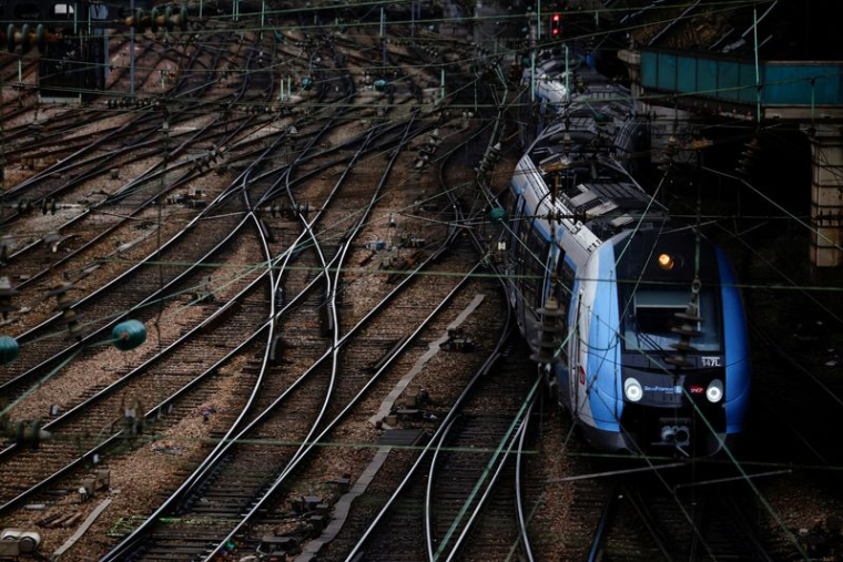 Un train à la gare Saint-Lazare à Paris à la veille de grèves et de manifestations contre la réforme des retraites en France
