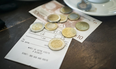 Nos astuces pour voir réduire votre addition au restaurant. ( crédit photo : Getty Images )