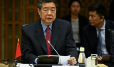 Le vice-Premier ministre chinois He Lifeng le 15 mai à Paris, où il a appelé la France à proposer un climat des affaires "plus équitable, plus juste et plus prévisible". ( AFP / JULIEN DE ROSA )
