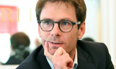 Le maire socialiste de Rouen, Nicolas Mayer-Rossignol, à Paris le 25 avril 2025 ( AFP / Bertrand GUAY )