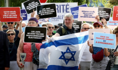 Des manifestants protestent contre le projet de jumelage de la ville de Strasbourg avec le camp palestinien d'Aïda, le 23 juin 2025 à Strasbourg ( AFP / FREDERICK FLORIN )