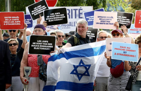 Des manifestants protestent contre le projet de jumelage de la ville de Strasbourg avec le camp palestinien d'Aïda, le 23 juin 2025 à Strasbourg ( AFP / FREDERICK FLORIN )