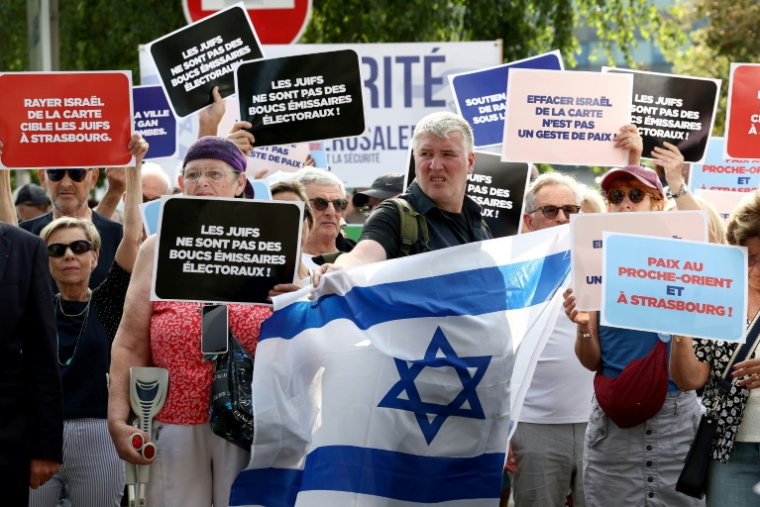 Des manifestants protestent contre le projet de jumelage de la ville de Strasbourg avec le camp palestinien d'Aïda, le 23 juin 2025 à Strasbourg ( AFP / FREDERICK FLORIN )