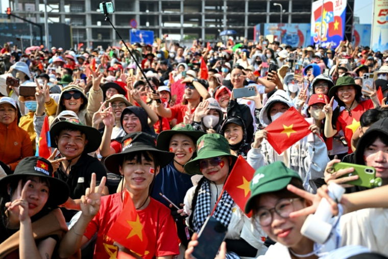 Des spectateurs à l'occasion du défilé marquant les 50 ans de la chute de Saïgon, dans les rues de Ho Chi Minh-Ville (Vietnam), le 30 avril 2025 ( AFP / MANAN VATSYAYANA )