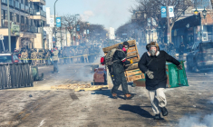 Des manifestants devant une barricade d'agents américains des forces de l'ordre fédérales après la mort d'un homme de 37 ans, tué par balle par des agents fédéraux, à Minneapolis (Minnesota), le 24 janvier 2026 ( AFP / Kerem YUCEL )