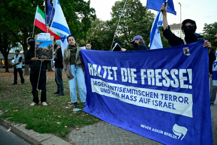 Des manifestants pro-israéliens organisent une contre-manifestation à côté d'une manifestation pro-palestinienne à Berlin, le 7 octobre 2026à l'occasion du troisième anniversaire de l'attaque du Hamas contre Israël ( AFP / John MACDOUGALL )