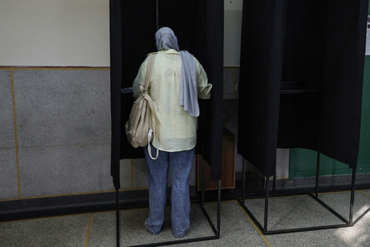 Une femme vote dans un isoloir près de Rabat au Maroc le 23 septembre 2026 ( AFP / Abdel Majid BZIOUAT )