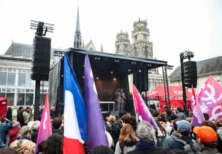 Le maire de Saint-Denis Bally Bagayoko prend la parole devant des militants regroupés au sein d'un "village antifasciste" au centre d'Orléans, le 24 octobre ( AFP / SIMON WOHLFAHRT )