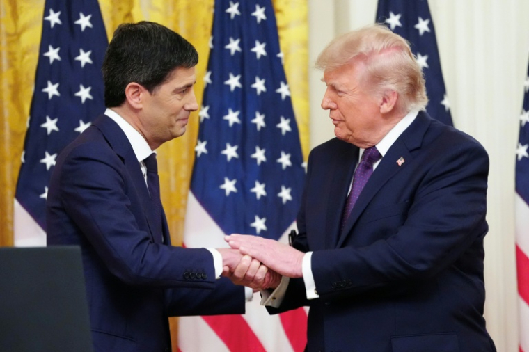 Le président américain Donald Trump et nouveau président de la Réserve fédérale (Fed), Kevin Warsh (g), lors d'une cérémonie d'investiture à la Maison Blanche, le 22 mai 2026 à Washington ( AFP / Aaron Schwartz )