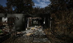 Une maison détruite par un incendie de forêt au Porge, le 13 août 2026 en Gironde ( AFP / Philippe LOPEZ )