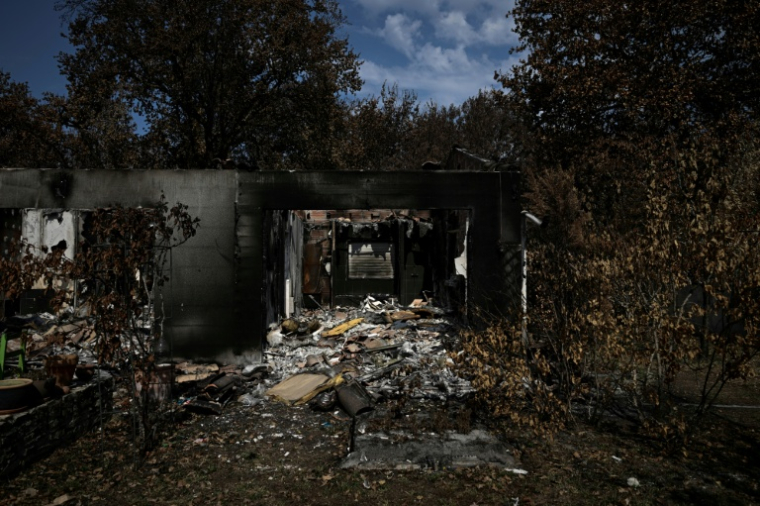 Une maison détruite par un incendie de forêt au Porge, le 13 août 2026 en Gironde ( AFP / Philippe LOPEZ )