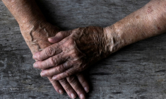 La soumission chimique est  encore plus sous-détectée chez les personnes âgées particulièrement vulnérables ( AFP / JOEL SAGET )