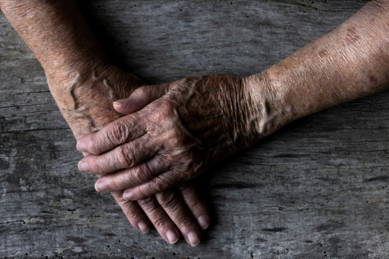 Les candidats au poste d'accompagnant de personnes âgées ne se bousculent pas au portillon, rebutés pour certains par des conditions de travail intenses et physiques ( AFP / JOEL SAGET )