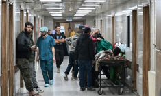Un homme allongé sur un brancard dans un couloir de l'hôpital al-Mouwassat de Damas, après une opération des forces israéliennes dans le village de Beit Jinn, dans le sud de la Syrie, le 28 novembre 2025 ( AFP / LOUAI BESHARA )