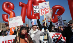 Des manifestants opposés au traité Ceta à Strasbourg, le 15 février 2017. ( AFP / PATRICK HERTZOG )
