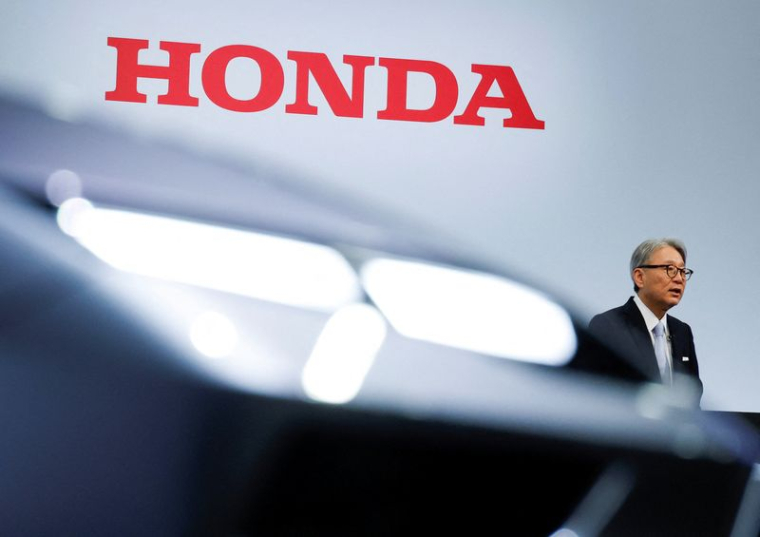 Toshihiro Mibe, président-directeur général de Honda Motor, participe à une conférence de presse sur les résultats financiers à Tokyo