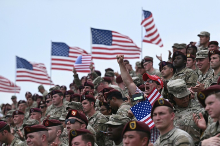 Un homme portant une casquette "Make America Great Again", slogan de Donald Trump, au sein d'un foule de militaires américains dans des gradins à la base de Fort Bragg, lors d'un discours de Donald Trump, à Fayetteville (Caroline du Nord), le 10 juin 2025 ( AFP / Brendan SMIALOWSKI )