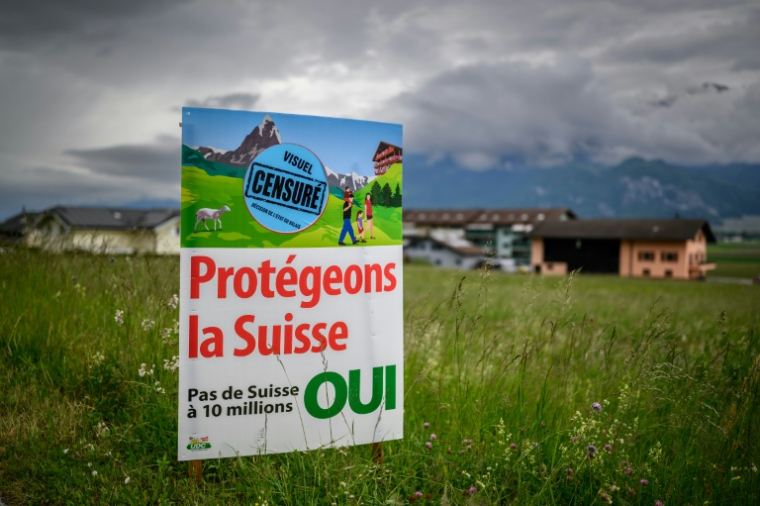 Une affiche électorale "Protégeons la Suisse ", avant le vote sur l'initiative d'immigration "Non aux 10 millions", à Vionnaz, le 10 mai 2026 en Suisse ( AFP / Fabrice COFFRINI )