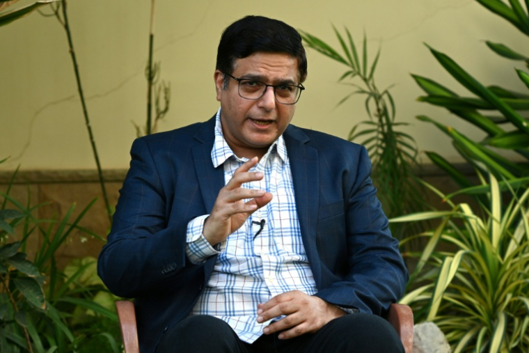 Waheed Ahmed, dirigeant du syndicat professionnel All Pakistan Fruit and Vegetable Exporter Association, lors d'un entretien avec l'AFP à Karachi, le 5 juin 2026 au Pakistan ( AFP / Rizwan TABASSUM )