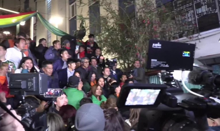 Présidentielle en Bolivie: les partisans de Rodrigo Paz se rassemblent après les projections