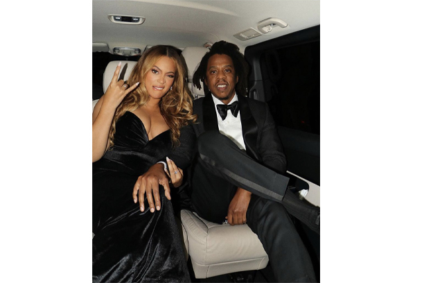 Un collier à 8 millions de dollars, 10.000 dollars de fleurs… les cadeaux extravagants de David Beckham, Justin Bieber ou encore Kanye West (Crédit photo : capture Instagram)