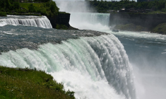 Les célèbres chutes du Niagara, vues du côté américain, le 22 juin 2019 ( AFP / Daniel SLIM )
