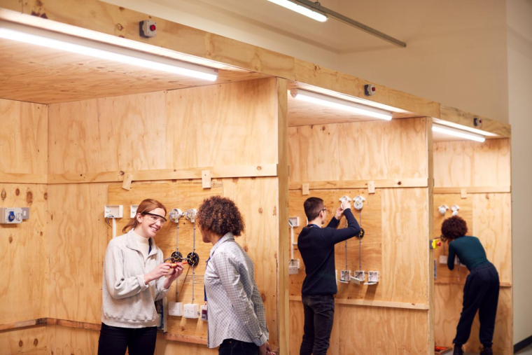 Les étudiants en lycée professionnel bénéficient d’une allocation quotidienne forfaitaire lors de leur stage en entreprise. ( crédit photo : Shutterstock )