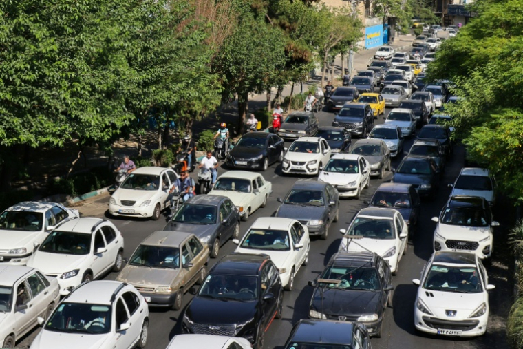 Files de voiture attendant de quitter Téhéran, le 15 juin 2025 ( AFP / Atta KENARE )