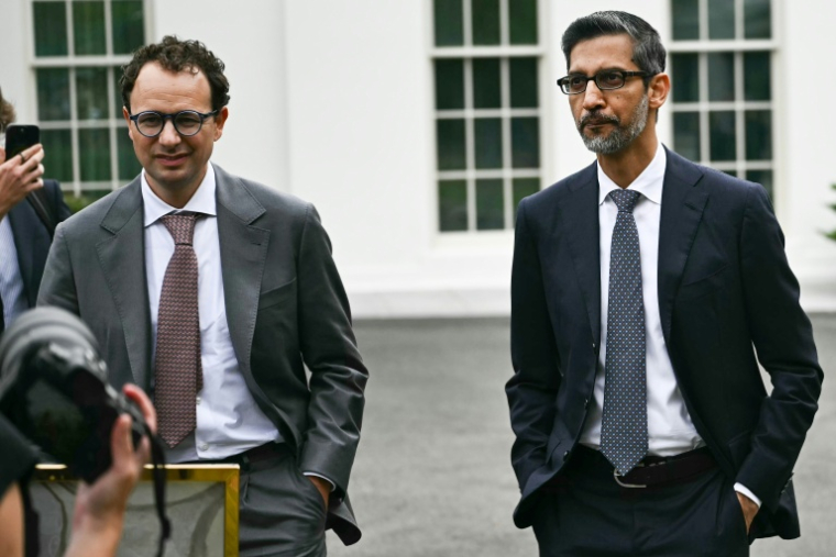 Le patron et co-fondateur d'Anthropic Dario Amodei (g) et le patron de Google Sundar Pichai, le 29 septembre 2026 à la Maison Blanche, à Washington, ( AFP / Kent NISHIMURA )