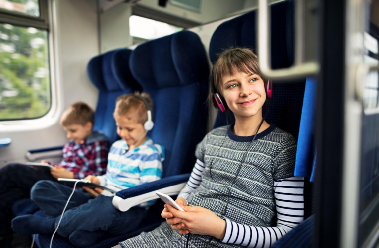 Plusieurs possibilités existent pour prendre en charge les jeunes voyageurs de moins de 14 ans. ( crédit photo : Getty Images )