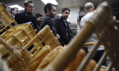 Le ministre des Comptes publics Gabriel Attal, le 1er décembre 2022 dans une boulangerie de Brou, près de Chartres.  ( AFP / JULIEN DE ROSA )